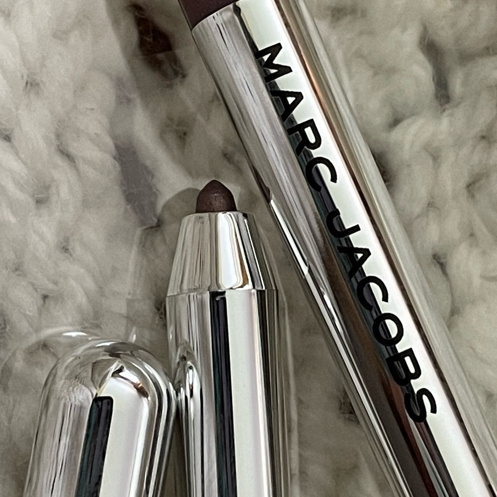 Marc Jacobs 5 pc NEW makeup bundle- powder highlight lipstick and 2 eyeliners - Picture 4 of 7